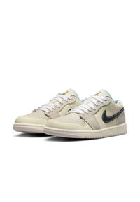 Nike Jordan 1 Sneakersy damskie. Okazja: na co dzień. Kolor: beżowy. Materiał: jeans, materiał, skóra. Szerokość cholewki: normalna. Model: Nike Air Jordan. Sport: turystyka piesza #5