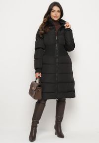 Born2be - Czarna Kurtka Pikowana o Taliowanym Kroju z Szeroką Gumką w Pasie i Stójką Hedilaine. Okazja: na co dzień. Typ kołnierza: kołnierzyk stójkowy. Kolor: czarny. Materiał: materiał, jeans. Długość rękawa: długi rękaw. Długość: długie. Styl: casual, elegancki #1