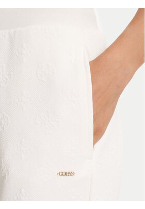 Guess Spodnie dresowe V5YB06 KBSL2 Écru Regular Fit. Materiał: syntetyk