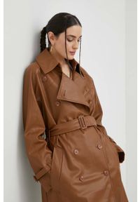 adidas Originals płaszcz damski kolor brązowy przejściowy. Kolor: brązowy. Materiał: materiał. Długość rękawa: raglanowy rękaw. Styl: klasyczny #4