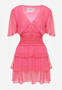 Renee - Różowa Sukienka Mini z Falbankami i Marszczeniem w Talii Kraisa. Typ kołnierza: kołnierz z falbankami. Kolor: różowy. Materiał: tkanina. Długość rękawa: krótki rękaw. Wzór: aplikacja. Sezon: wiosna, lato. Długość: mini #4