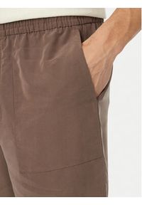 Calvin Klein Szorty materiałowe LV04LF614G Brązowy Relaxed Fit. Kolor: brązowy. Materiał: syntetyk #2