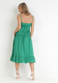Born2be - Zielona Sukienka Ezalia. Okazja: na imprezę, na wesele, na randkę, na ślub cywilny. Typ kołnierza: dekolt kopertowy. Kolor: zielony. Materiał: bawełna, tkanina, elastan. Długość rękawa: na ramiączkach. Sezon: lato. Typ sukienki: kopertowe. Styl: boho #3