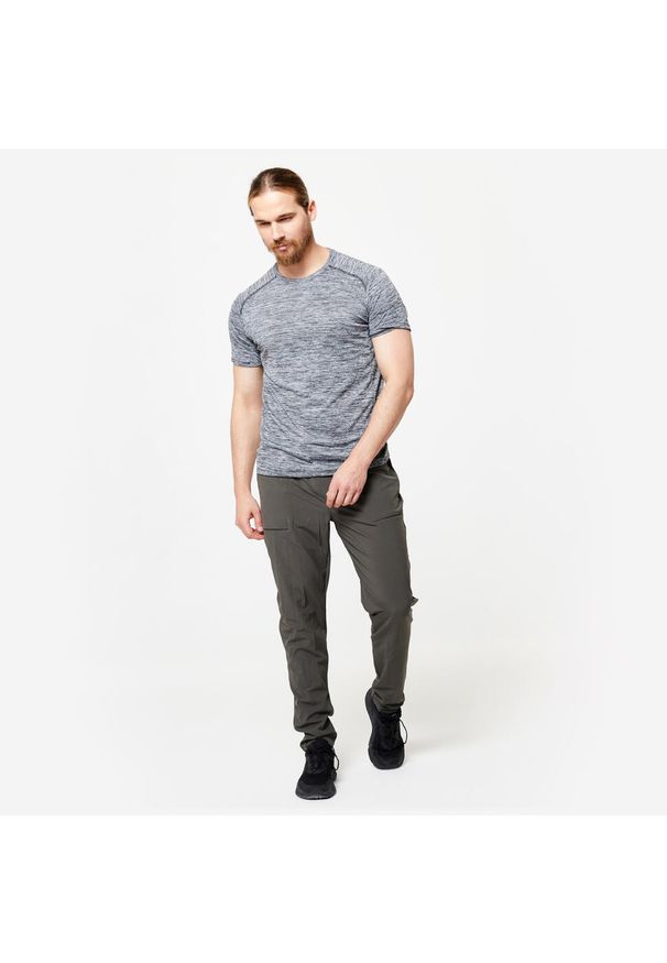 DOMYOS - Spodnie fitness męskie Domyos. Kolor: wielokolorowy, zielony, brązowy. Materiał: materiał, poliester, elastan. Sport: fitness