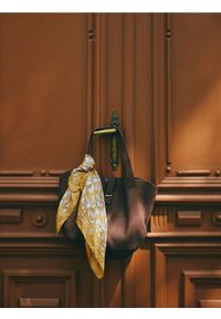 Reserved - Torebka shopper z imitacji zamszu - ciemnobrązowy. Kolor: brązowy. Materiał: zamszowe #1