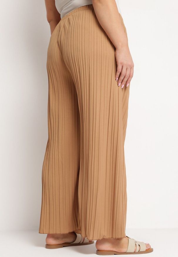 Born2be - Brązowe Szerokie Spodnie z Plisowanej Tkaniny z Gumką w Pasie Cesele. Kolekcja: plus size. Kolor: brązowy. Materiał: tkanina. Styl: elegancki