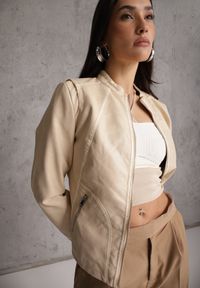 Renee - Beżowa Kurtka Ramoneska o Taliowanym Kroju z Ozdobnymi Lamówkami Esanora. Kolor: beżowy. Materiał: poliester. Styl: rockowy #1