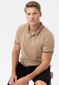 Volcano - Polo męskie z wzorem O-GLACIER. Typ kołnierza: polo. Kolor: beżowy. Materiał: prążkowany, bawełna, skóra, materiał. Długość rękawa: krótki rękaw. Długość: krótkie. Wzór: kolorowy. Styl: klasyczny, sportowy #1