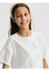 Reserved - T-shirt z perełkami - złamana biel. Materiał: bawełna #1
