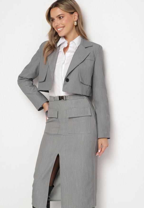 Born2be - Szara Ołówkowa Spódnica z Wiskozą Ozdobiona Kieszeniami z Klapami Attenelle. Okazja: na co dzień, do pracy, na spotkanie biznesowe. Kolor: szary. Materiał: wiskoza. Wzór: aplikacja. Styl: casual, biznesowy, elegancki