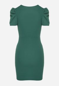 Born2be - Zielona Dopasowana Sukienka z Kopertowym Dekoltem Hallimea. Okazja: na imprezę. Typ kołnierza: dekolt kopertowy. Kolor: zielony. Wzór: aplikacja. Typ sukienki: kopertowe. Styl: elegancki, klasyczny #2