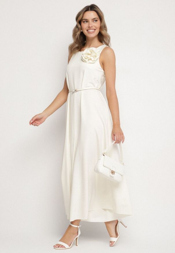 Born2be - Jasnobeżowy Kombinezon z Wiskozą i Broszką Kwiatu 3D Odellira. Okazja: na co dzień. Kolor: beżowy. Materiał: wiskoza. Wzór: kwiaty. Styl: casual, elegancki