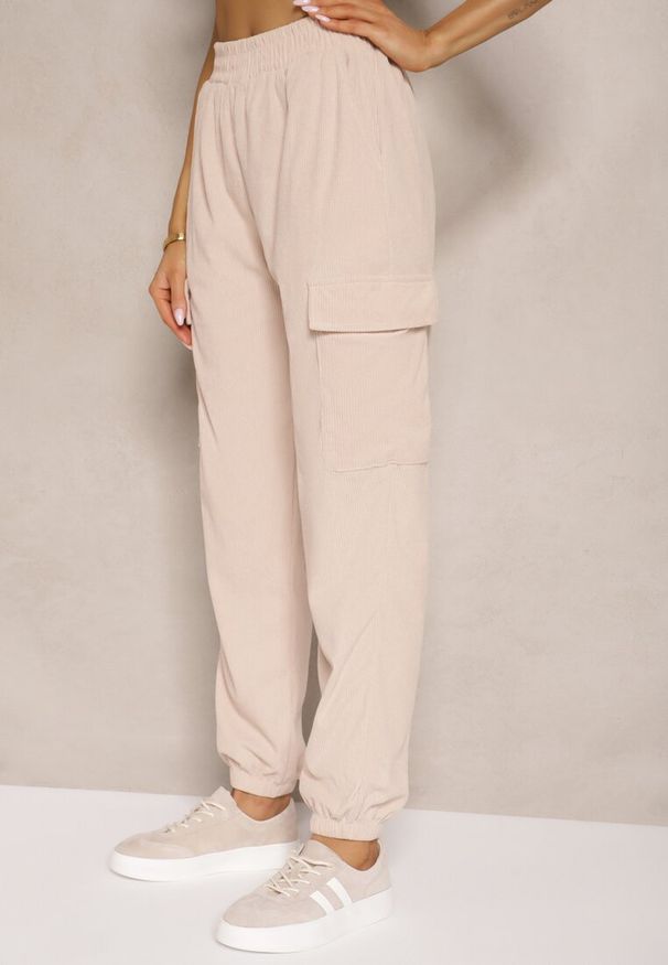 Renee - Beżowe Spodnie Typu Cargo High Waist Worseli. Okazja: na co dzień. Stan: podwyższony. Kolor: beżowy. Styl: casual, elegancki