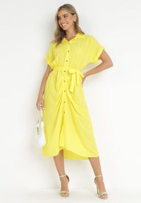 Born2be - Żółta Koszulowa Sukienka Midi z Gumką w Talii i Materiałowym Paskiem z Wiskozy Skeisa. Kolor: żółty. Materiał: materiał, wiskoza. Typ sukienki: koszulowe. Długość: midi #5