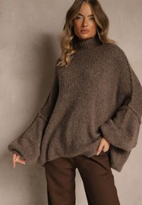 Renee - Beżowy Golf Oversize z Wełną z Opadającą Linią Ramion Lilirea. Okazja: na co dzień. Typ kołnierza: golf. Kolor: beżowy. Materiał: wełna. Styl: elegancki, casual