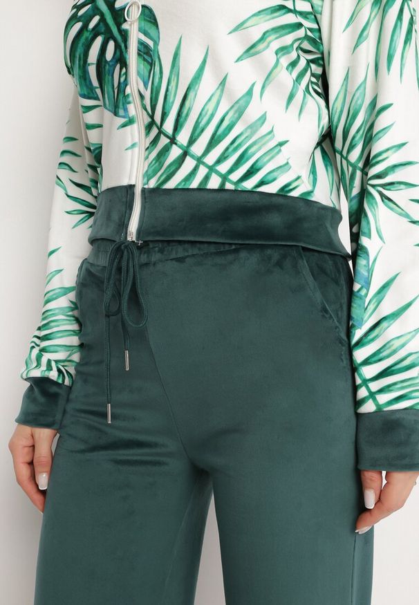Born2be - Ciemnozielony Welurowy Komplet Dresowy Bluza z Florystycznym Printem i Szerokie Spodnie Taniussa. Kolor: zielony. Materiał: welur, dresówka. Wzór: nadruk