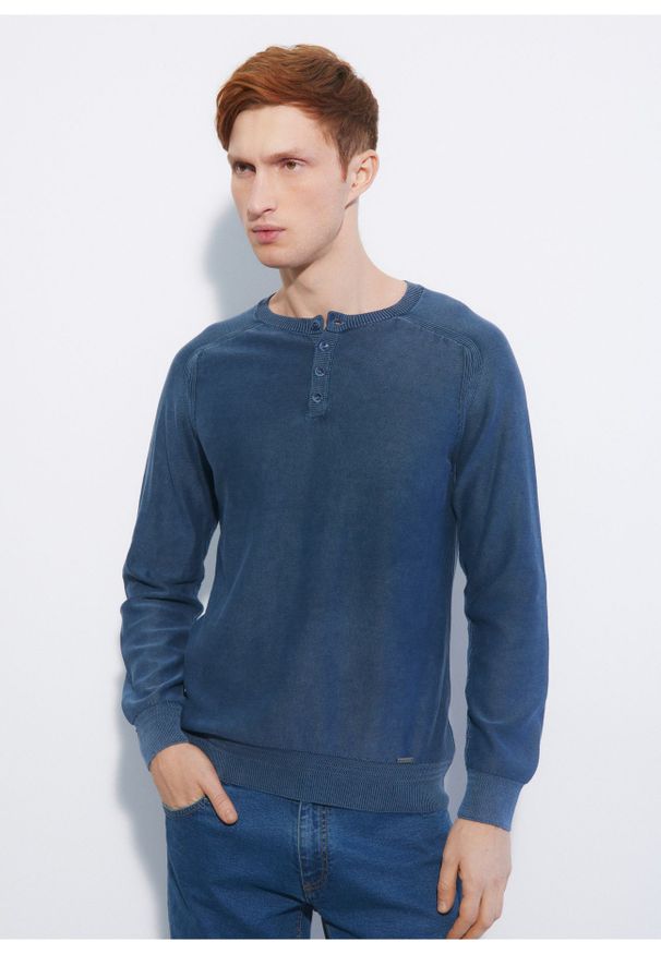 Ochnik - Niebieski sweter męski z guzikami. Okazja: na co dzień. Kolor: niebieski. Materiał: bawełna. Długość: długie. Styl: casual