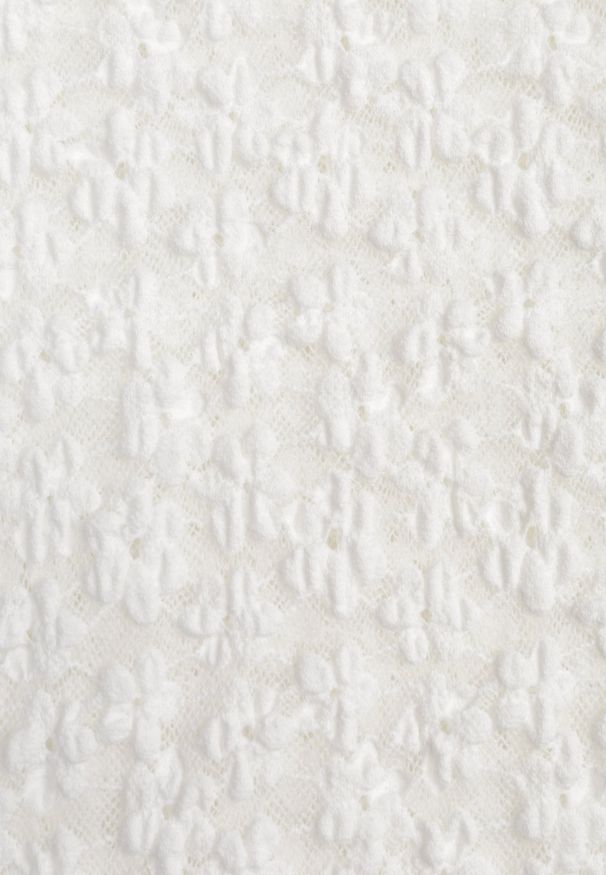 Renee - Biała Dopasowana Bluzka z Koronki z Krótkim Rękawem Britune. Okazja: na co dzień. Kolor: biały. Materiał: koronka. Długość rękawa: krótki rękaw. Długość: krótkie. Wzór: koronka. Sezon: lato. Styl: casual