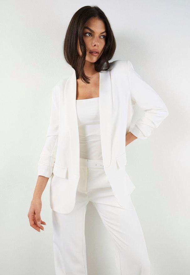 Born2be - Biała Marynarka Bez Zapięć z Ozdobnym Marszczeniem i Imitacją Kieszeni Phelotis. Okazja: na co dzień, do pracy, na spotkanie biznesowe. Kolor: biały. Materiał: jeans. Styl: casual, biznesowy, elegancki