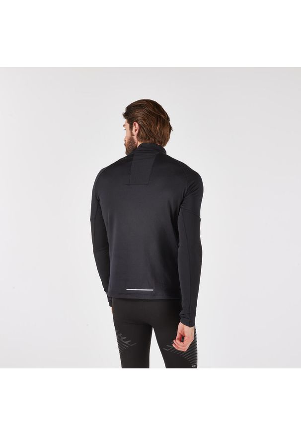KIPRUN - Bluza do biegania męska Kiprun Run 500 Warm ocieplana. Kolor: czarny. Materiał: materiał, poliester, elastan. Długość rękawa: długi rękaw. Długość: długie. Sport: bieganie
