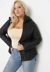 Born2be - Czarna Kurtka Pikowana Przeciwwiatrowa z Odpinanym Kapturem Wlerra. Kolekcja: plus size. Kolor: czarny