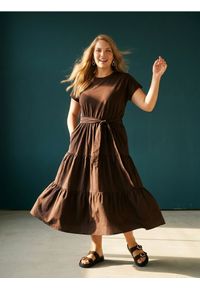 Sinsay - Bawełniana sukienka midi z efektem stopniowania i paskiem - brązowy. Kolor: brązowy. Materiał: bawełna. Długość: midi #1