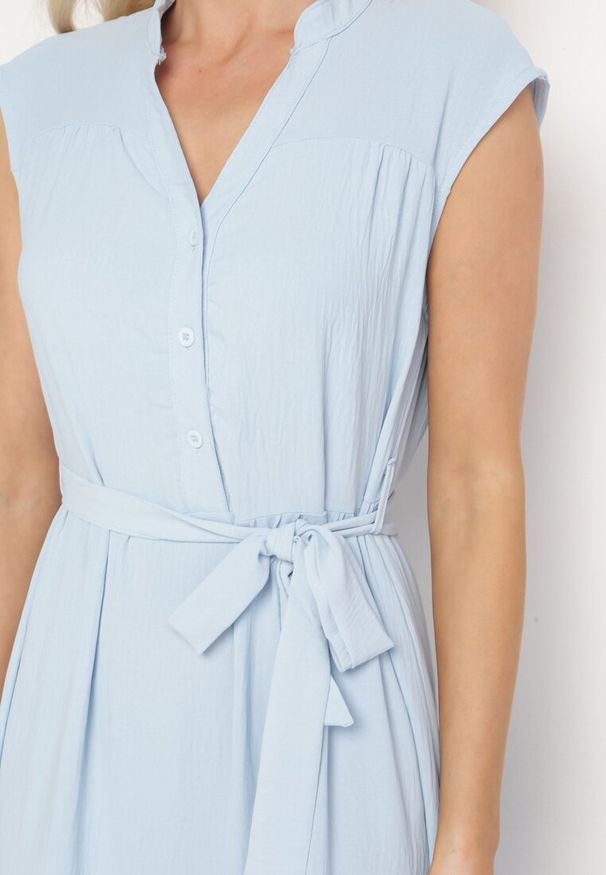 Born2be - Jasnoniebieska Rozkloszowana Sukienka bez Rękawów z Wiązaniem w Talii Ellalin. Okazja: na co dzień. Kolor: niebieski. Długość rękawa: bez rękawów. Typ sukienki: proste. Styl: klasyczny, casual