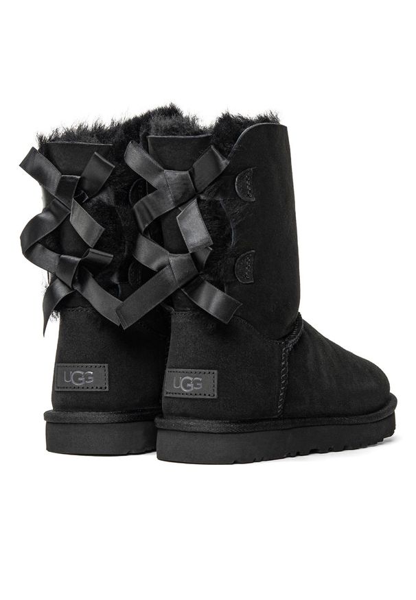 Ugg - UGG W Bailey Bow II Buty zimowe damskie. Okazja: na plażę, na co dzień. Kolor: czarny. Materiał: zamsz, materiał, satyna, wełna. Szerokość cholewki: normalna. Wzór: aplikacja. Sezon: zima. Styl: młodzieżowy, elegancki, casual, klasyczny