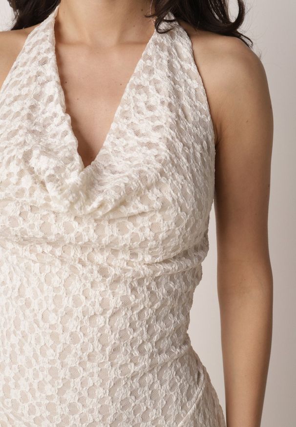 Born2be - Biała Rozkloszowana Sukienka z Koronki z Wiązaniem i Odkrytymi Plecami Bernisa. Okazja: na randkę. Kolor: biały. Materiał: koronka. Wzór: koronka