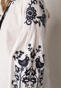 Born2be - Biała Bawełniana Bluzka Boho z Ozdobnym Haftem i Sznurkiem z Frędzlami Lamegenia. Okazja: na co dzień. Kolor: biały. Materiał: bawełna. Długość: długie. Wzór: haft. Styl: boho #7