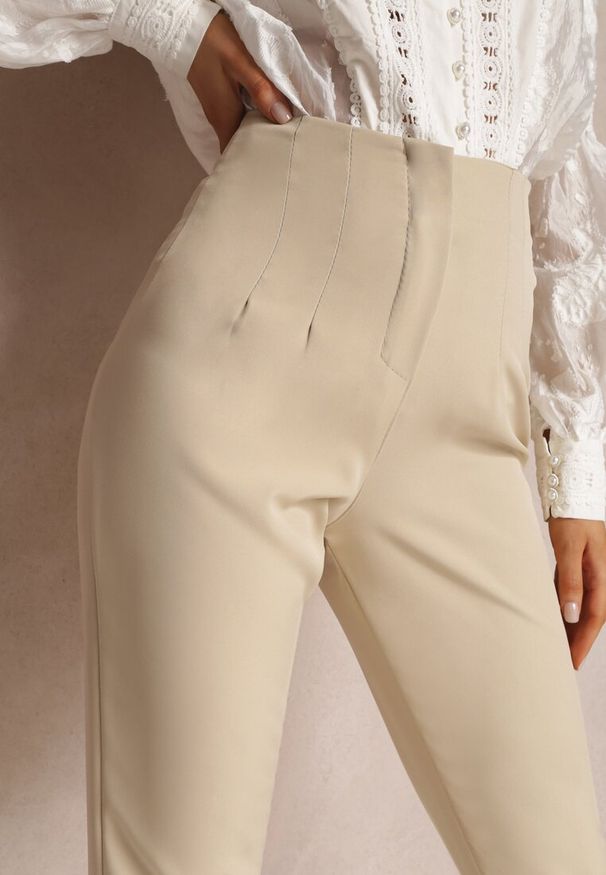 Renee - Jasnobeżowe Spodnie Cygaretki High Waist Molfi. Okazja: na spotkanie biznesowe, do pracy. Stan: podwyższony. Kolor: beżowy. Materiał: jedwab. Wzór: aplikacja, bez wzorów. Styl: wizytowy, biznesowy, elegancki