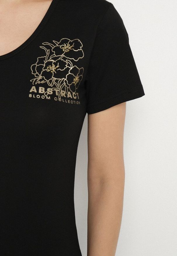 Born2be - Czarny T-shirt Koszulka z Trójkątnym Dekoltem z Bawełny Ozdobiona Nadrukiem Elanoa. Okazja: na co dzień. Kolor: czarny. Materiał: bawełna. Wzór: aplikacja, nadruk. Styl: elegancki, casual