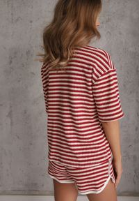 Renee - Beżowo-Czerwony Oversizowy Komplet z Dzianiny w Paski Koszulka Polo i Krótkie Spodenki Nanea. Kolor: beżowy. Materiał: dzianina. Wzór: paski #3