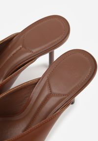 Born2be - Brązowe Klapki na Szpilce Ozdobione Wyciętą Cholewką Berineli. Kolor: brązowy. Materiał: jeans. Wzór: aplikacja. Obcas: na szpilce #7