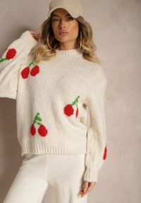 Renee - Jasnobeżowy Prosty Sweter z Domieszką Wełny Ozdobiony Wiśniową Aplikacją Balrinna. Okazja: na co dzień. Kolor: beżowy. Materiał: wełna. Wzór: aplikacja. Styl: elegancki, casual #4