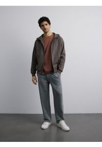 Reserved - T-shirt regular z bawełny - brązowy. Kolor: brązowy. Materiał: bawełna #1