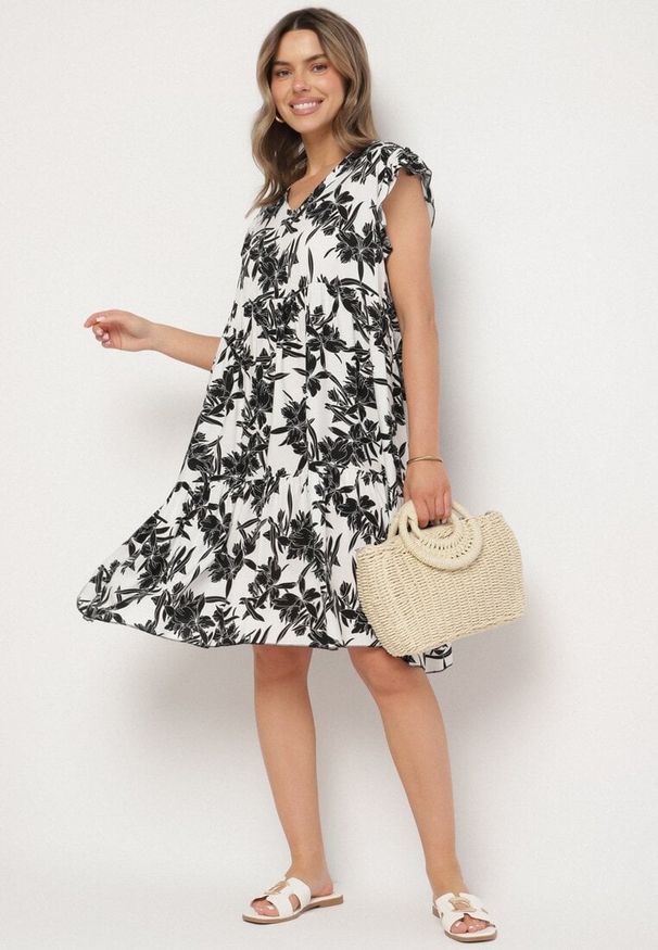 Born2be - Biała Bawełniana Sukienka o Rozkloszowanym Kroju w Kwiaty Libella. Okazja: na co dzień, do pracy. Kolor: biały. Materiał: bawełna. Wzór: kwiaty. Typ sukienki: rozkloszowane, proste. Styl: casual, elegancki