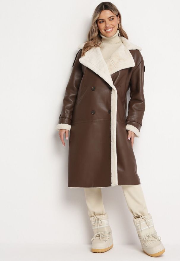 Born2be - Brązowy Długi Płaszcz Oversize z Imitacji Skóry i Futerkiem Celis. Kolor: brązowy. Materiał: skóra, futro. Długość: długie. Wzór: aplikacja. Sezon: zima, jesień