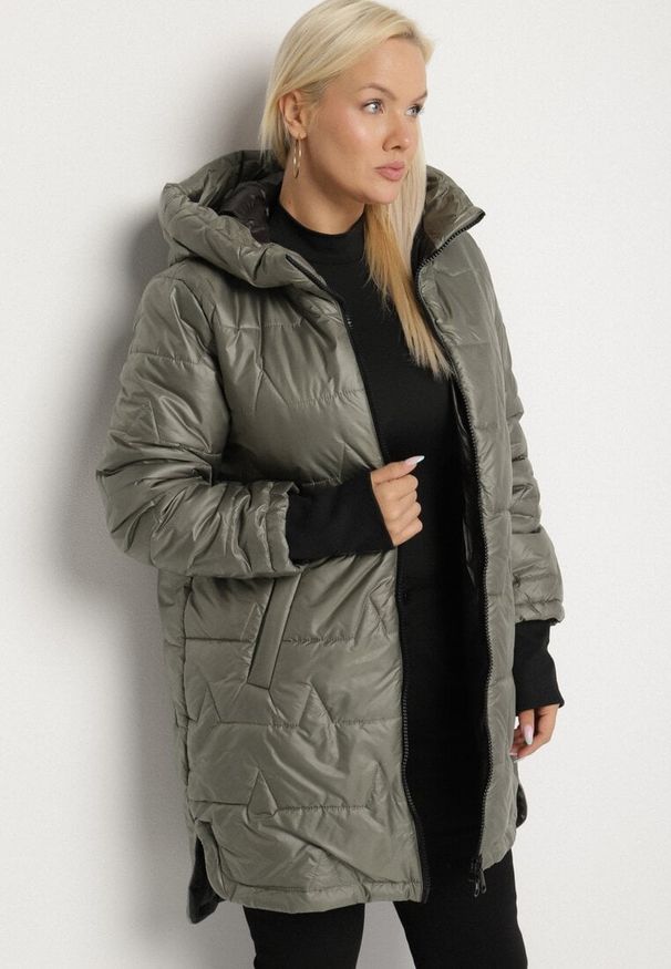 Born2be - Zielona Przejściowa Kurtka z Pikowanymi Przeszyciami Fesinoa. Okazja: na co dzień, na spacer. Typ kołnierza: kaptur. Kolekcja: plus size. Kolor: zielony. Materiał: jeans. Styl: casual