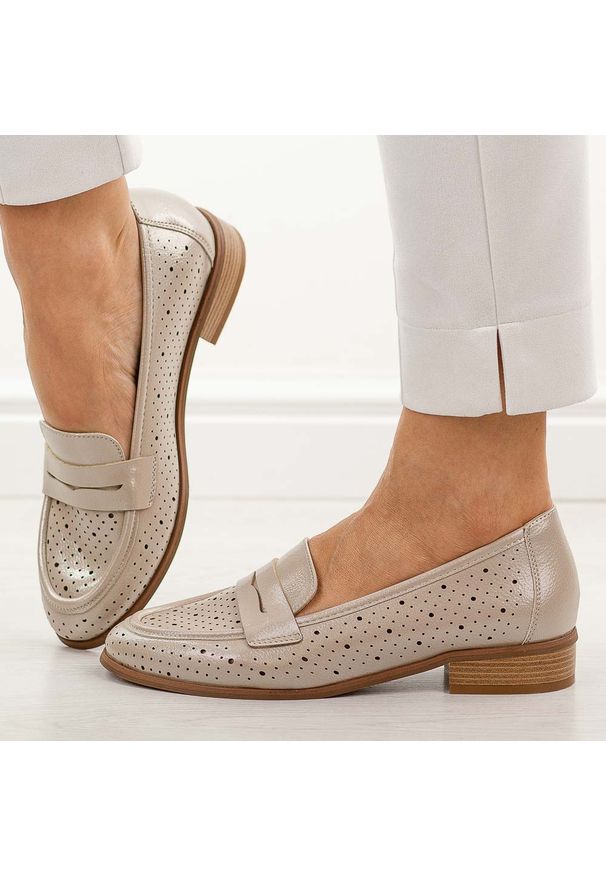 Złote ażurowe mokasyny damskie Vinceza 58624. Okazja: na co dzień. Nosek buta: okrągły. Kolor: złoty. Szerokość cholewki: normalna. Wzór: ażurowy. Materiał: skóra. Sezon: wiosna, lato. Obcas: na obcasie. Styl: casual, elegancki, klasyczny. Wysokość obcasa: niski