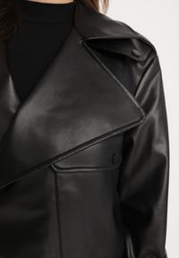 Born2be - Czarna Kurtka Ramoneska z Asymetrycznym Zapięciem na Sprzączkę o Kopertowym Kroju Ivalittes. Okazja: na co dzień. Kolor: czarny. Materiał: jeans. Długość rękawa: długi rękaw. Długość: długie. Styl: casual, elegancki, wizytowy #2