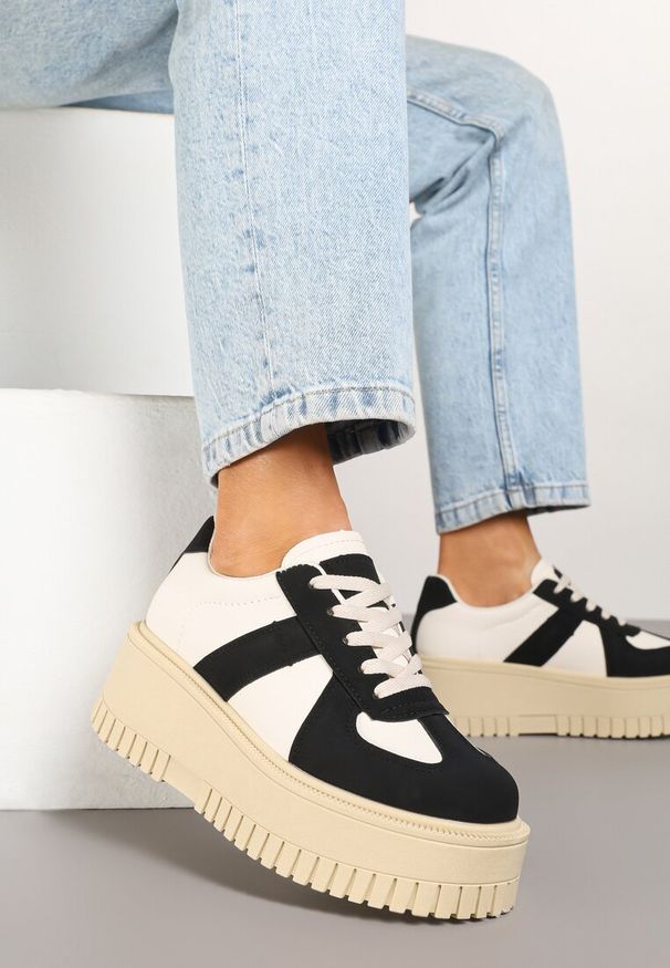 Born2be - Czarno-Beżowe Sneakersy w Stylu Tenisówek na Platformie z Tłoczeniami Firreis. Okazja: na co dzień. Kolor: czarny. Materiał: jeans. Obcas: na platformie