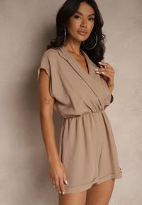 Renee - Ciemnobeżowy Krótki Kombinezon z Kopertowym Dekoltem z Wiskozy Ariamia. Kolor: beżowy. Materiał: wiskoza. Długość: krótkie. Styl: elegancki #3