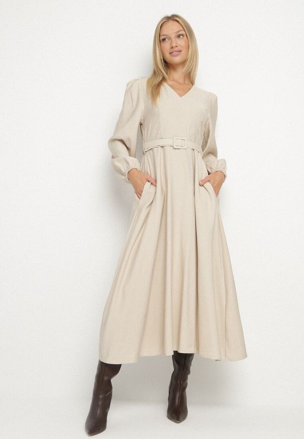 Born2be - Beżowa Wiskozowa Sukienka o Rozkloszowanym Kroju z Paskiem z Klamerką Arilesse. Okazja: na co dzień. Typ kołnierza: dekolt w kształcie V. Kolor: beżowy. Materiał: wiskoza. Długość rękawa: długi rękaw. Styl: casual, elegancki
