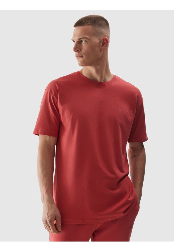 4f - T-shirt oversize z bawełny organicznej męski - koral. Okazja: na co dzień. Kolor: różowy. Materiał: bawełna. Długość rękawa: krótki rękaw. Długość: krótkie. Wzór: ze splotem, nadruk, gładki. Styl: casual, sportowy