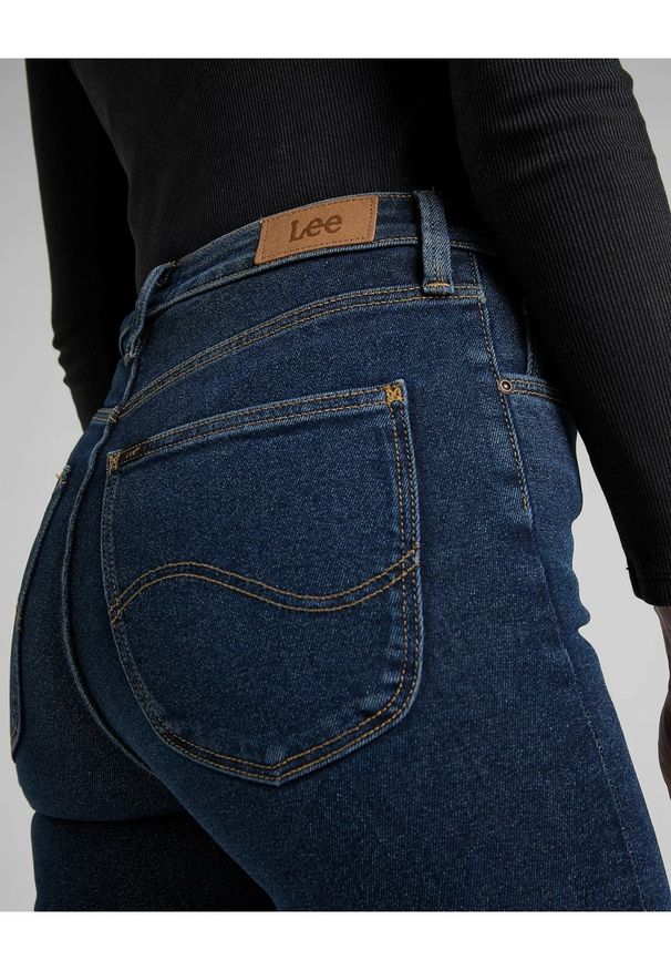 Lee - LEE IVY DAMSKIE SPODNIE JEANSOWE WORN WILLOW L32ETVVA 112143844. Stan: podwyższony. Długość: długie. Wzór: aplikacja. Styl: vintage, retro