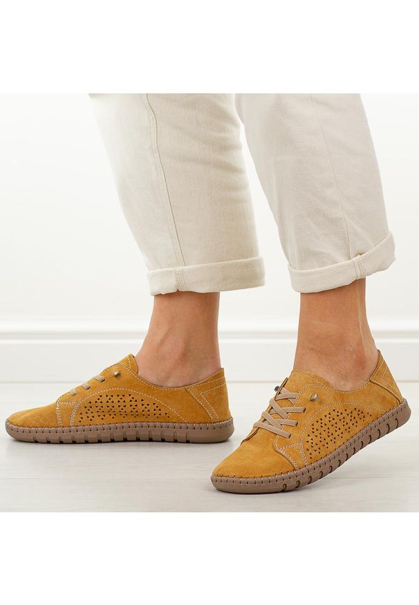 Żółte skórzane półbuty damskie Vinceza 95362. Okazja: na co dzień. Nosek buta: okrągły. Zapięcie: bez zapięcia. Kolor: żółty. Szerokość cholewki: normalna. Wzór: ażurowy. Materiał: zamsz. Sezon: wiosna, lato. Styl: casual, elegancki, klasyczny