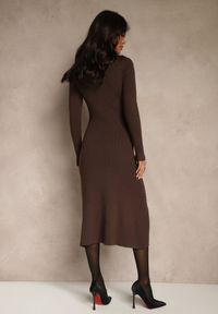 Renee - Brązowa Prążkowana Sukienka z Dzianiny z Wiskozą Zdobiona Aplikacjami Tusmeira. Okazja: na co dzień. Kolor: brązowy. Materiał: dzianina, prążkowany, wiskoza. Wzór: aplikacja. Typ sukienki: oversize. Styl: klasyczny, casual, elegancki #4