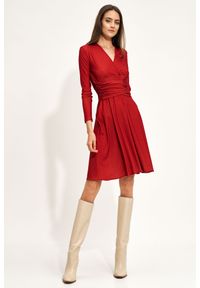 Nife - Nietuzinkowa Sukienka z Kopertowym Dekoltem - Czerwona. Kolor: czerwony. Materiał: poliester, elastan. Typ sukienki: kopertowe #1