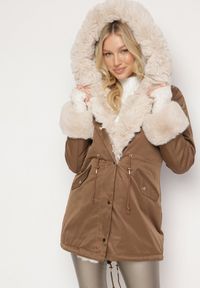 Born2be - Beżowo-Brązowa Kurtka Parka z Kapturem i Odpinanymi Futerkowymi Zdobieniami Inessara. Okazja: na co dzień. Typ kołnierza: kaptur. Kolor: beżowy. Materiał: skóra. Wzór: aplikacja. Styl: elegancki, casual #1
